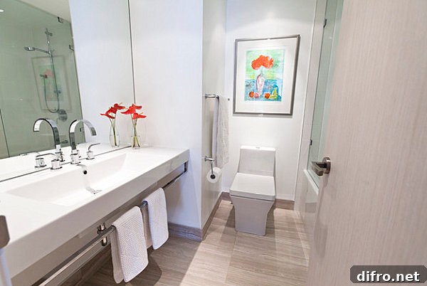 Minimalist bathroom with colorful details