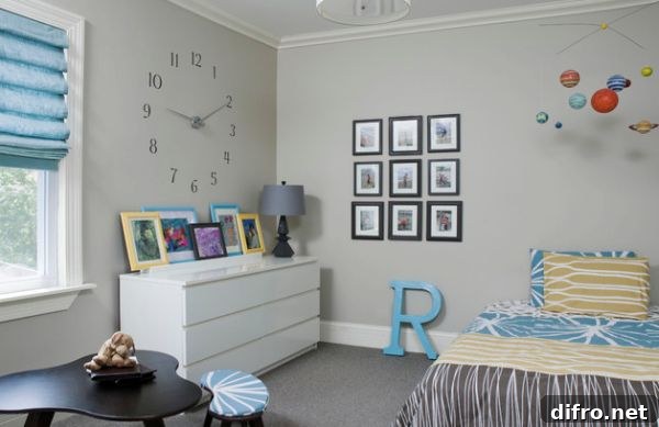 Playful wall clock in the kids' bedroom looks simple and stylish