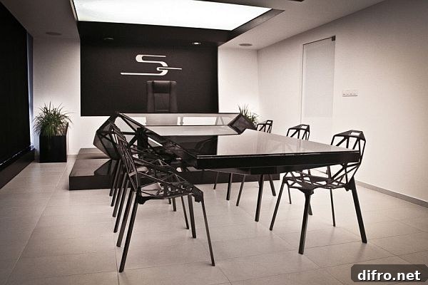 Alternate angle showing the table’s metal framework