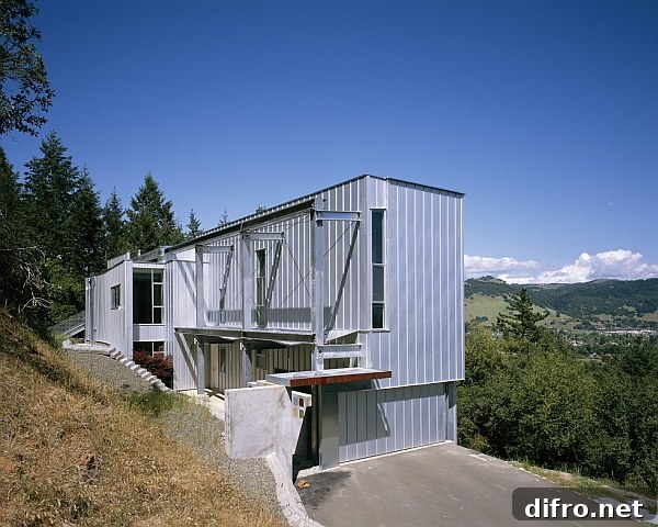 Metallic facade of residence for a sculptor